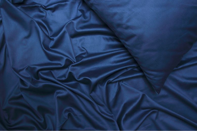 Pościel satynowa &ndash; luksus w sypialni. Jakie ma zalety i jak o nią dbać