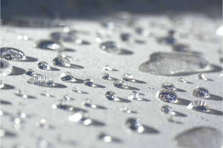 Prześcieradło nieprzemakalne bez gumki &ndash; kiedy je wybrać i jak je stosować